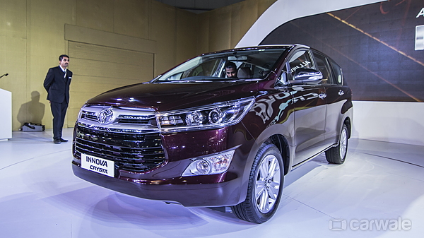 Toyota Innova Crysta Photo Gallery Carwale All About Cars